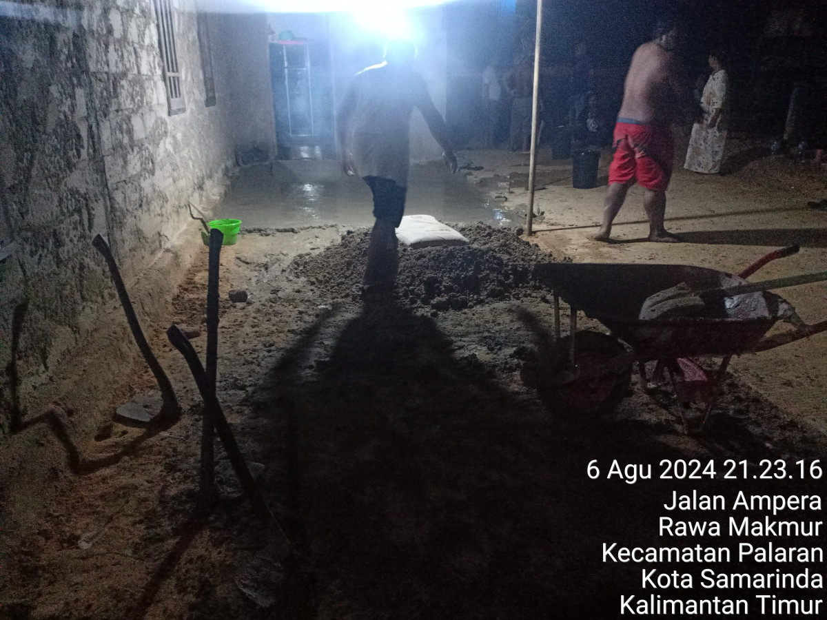 Pengecoran jalan menuju langgar Darul Ikhsan