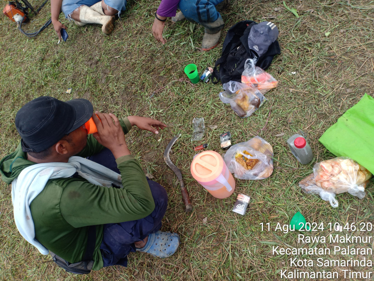 Membersihkan lapangan untuk persiapan peringatan HUT RI