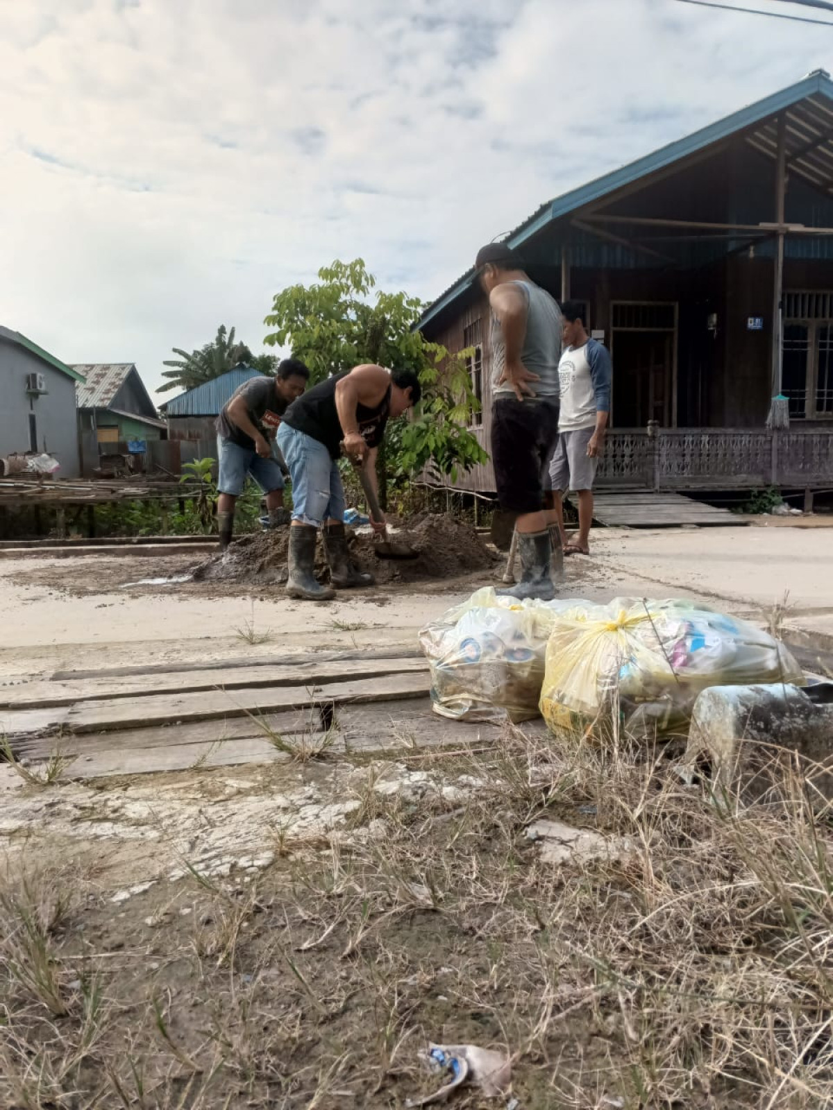 Gotong royong Pemasangan dan perbaikan lpju
