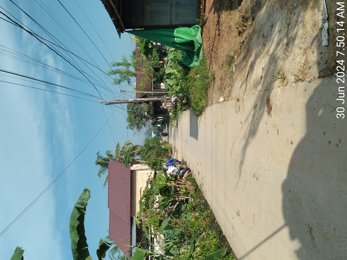 Gotong royong membersihkan jln dan drainase