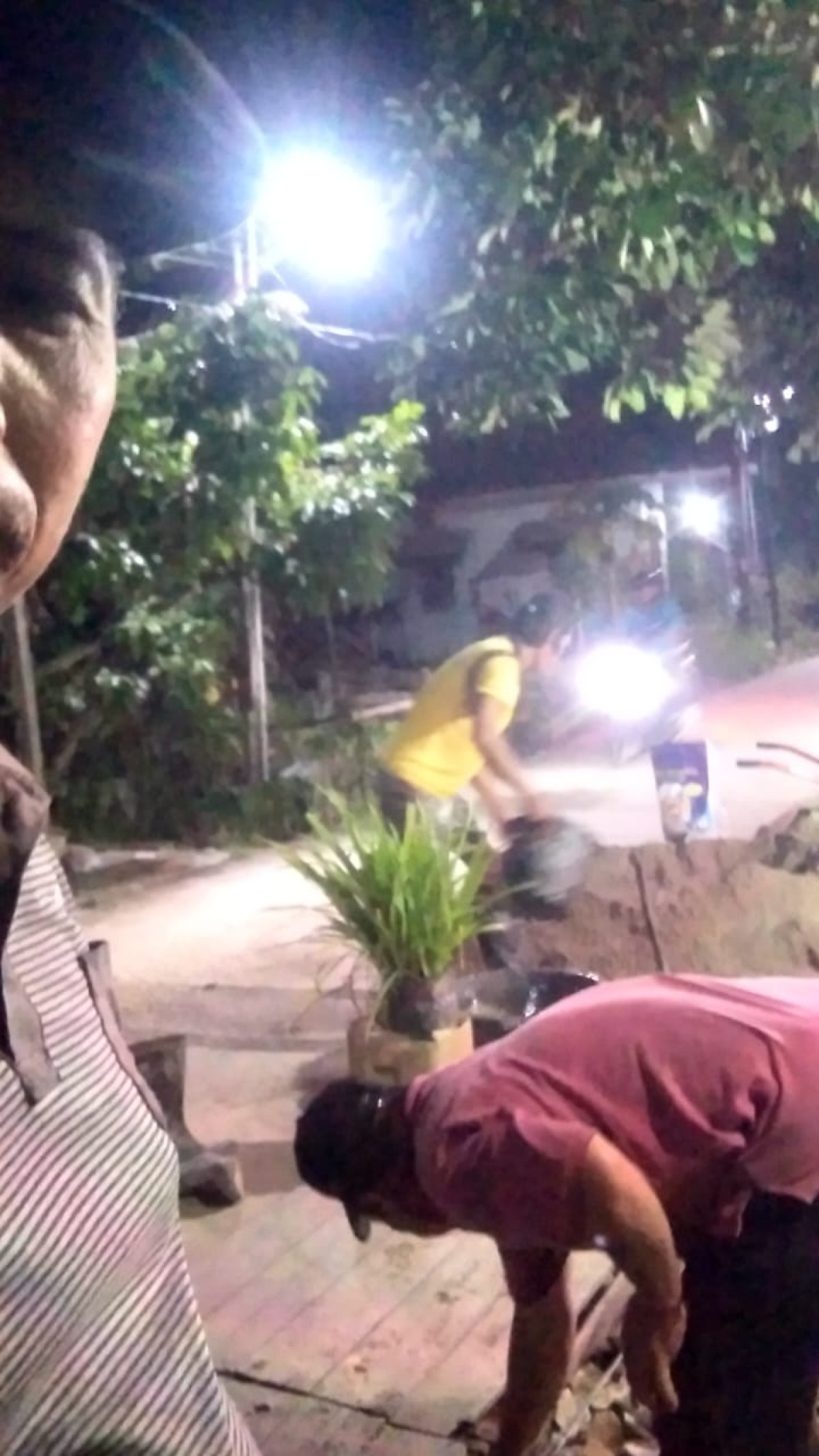 Gotong royong pengecoran atas drainase