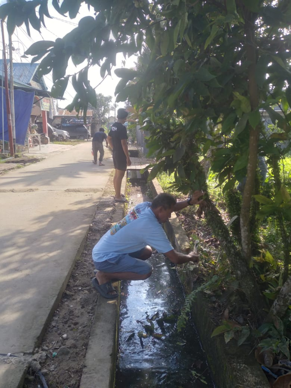 Gotong royong membersihkan drainase di GG.angga
