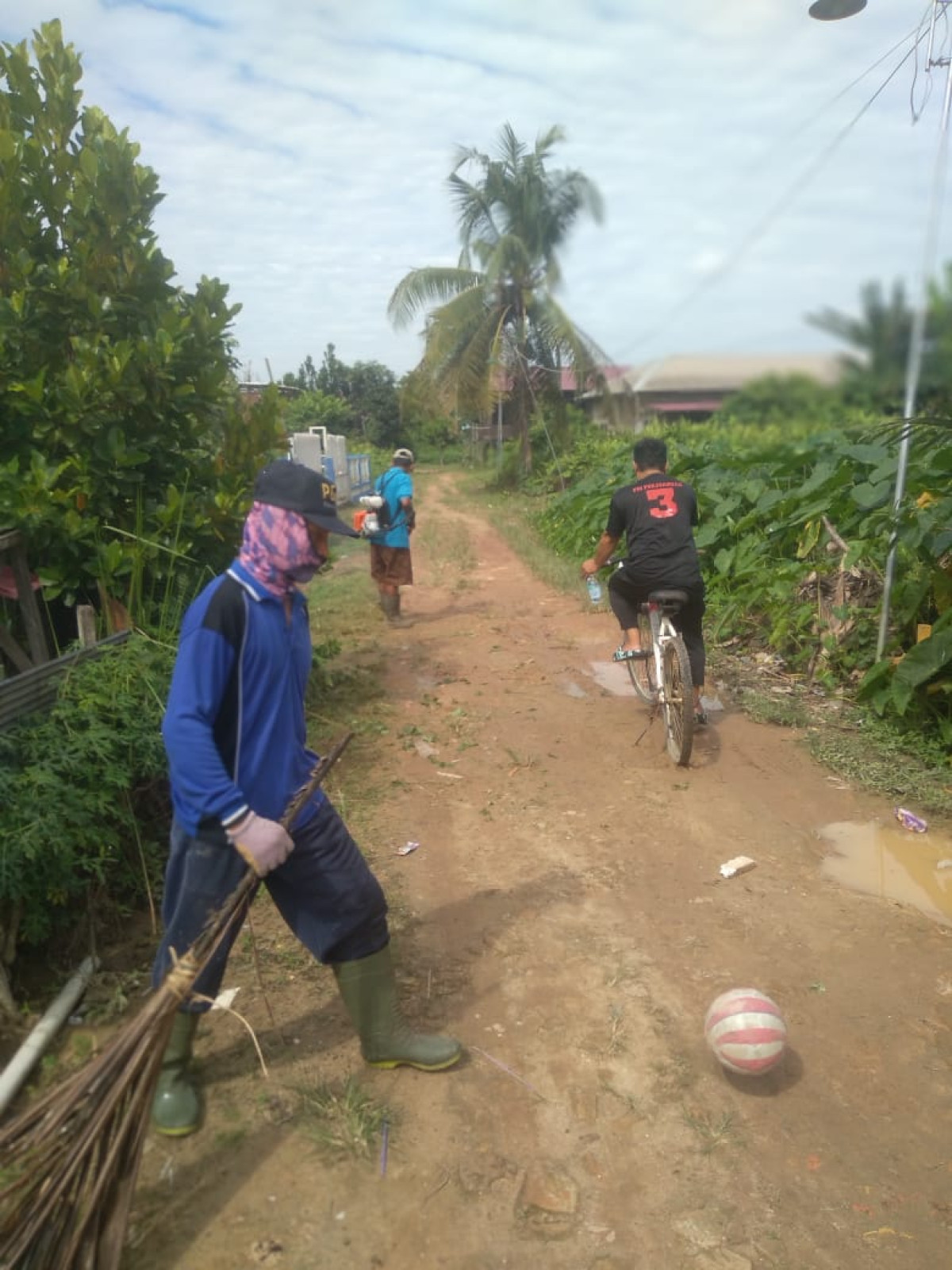 Gotong royong membersihkan jln dan lingkungan