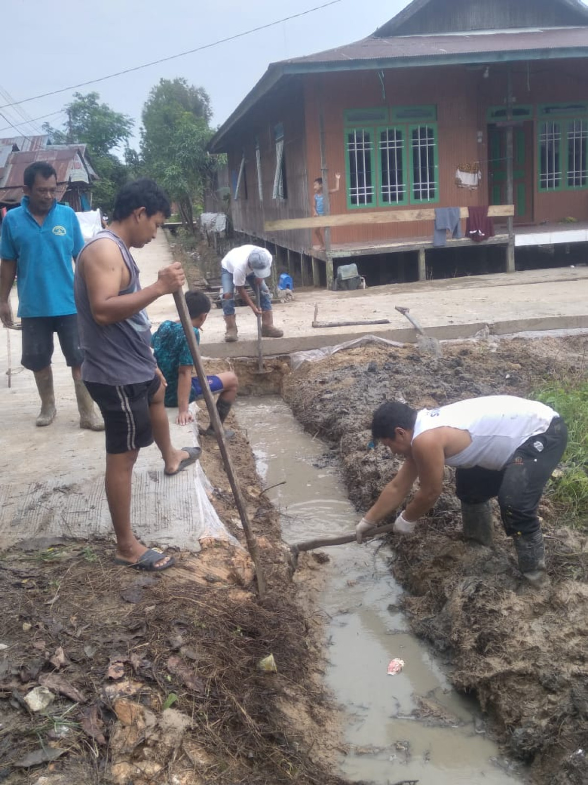 Gotong royong Membersihkan drainase/paret di gg.makasar rt51