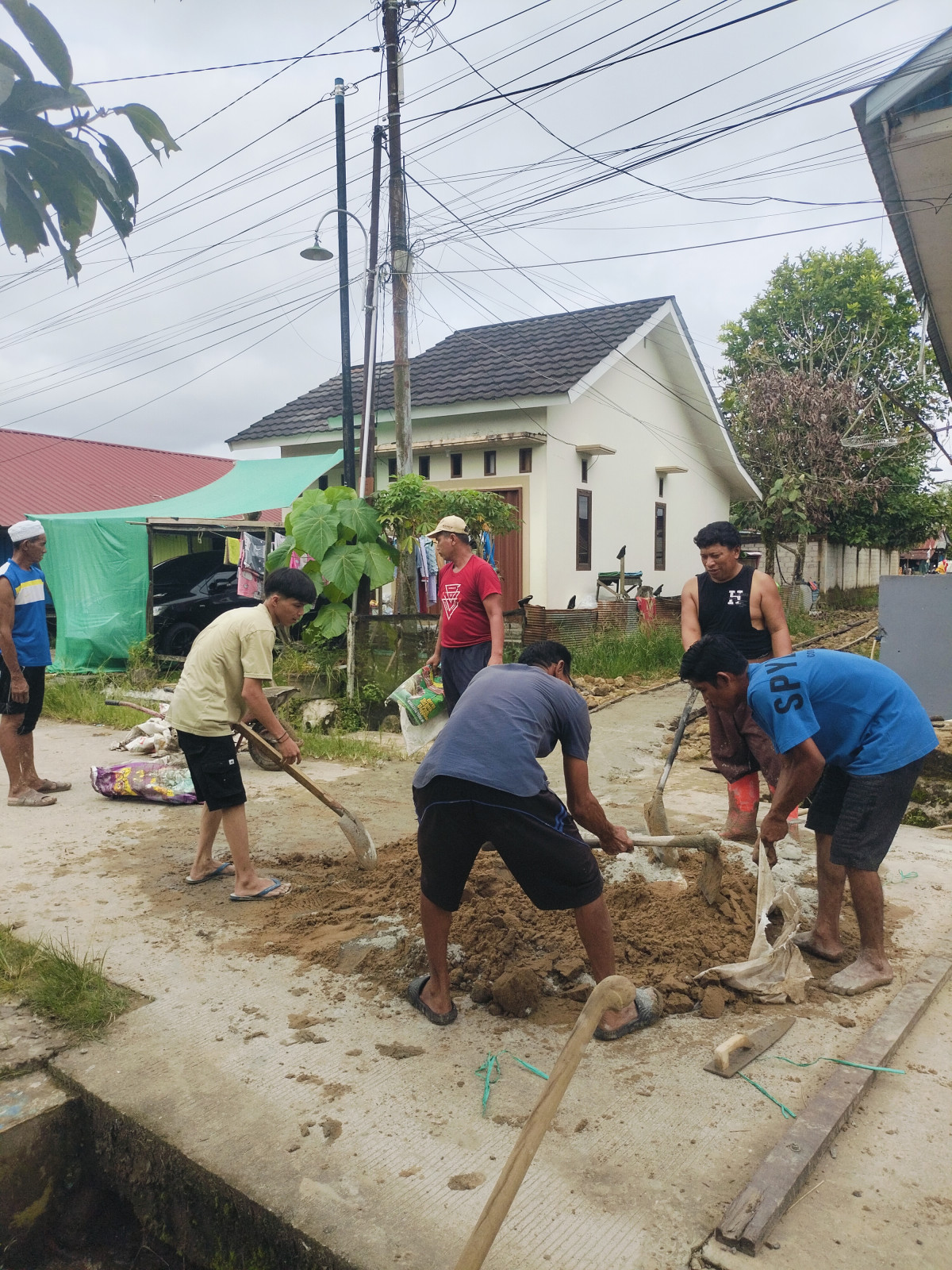 Gotong royong semenisasi jln