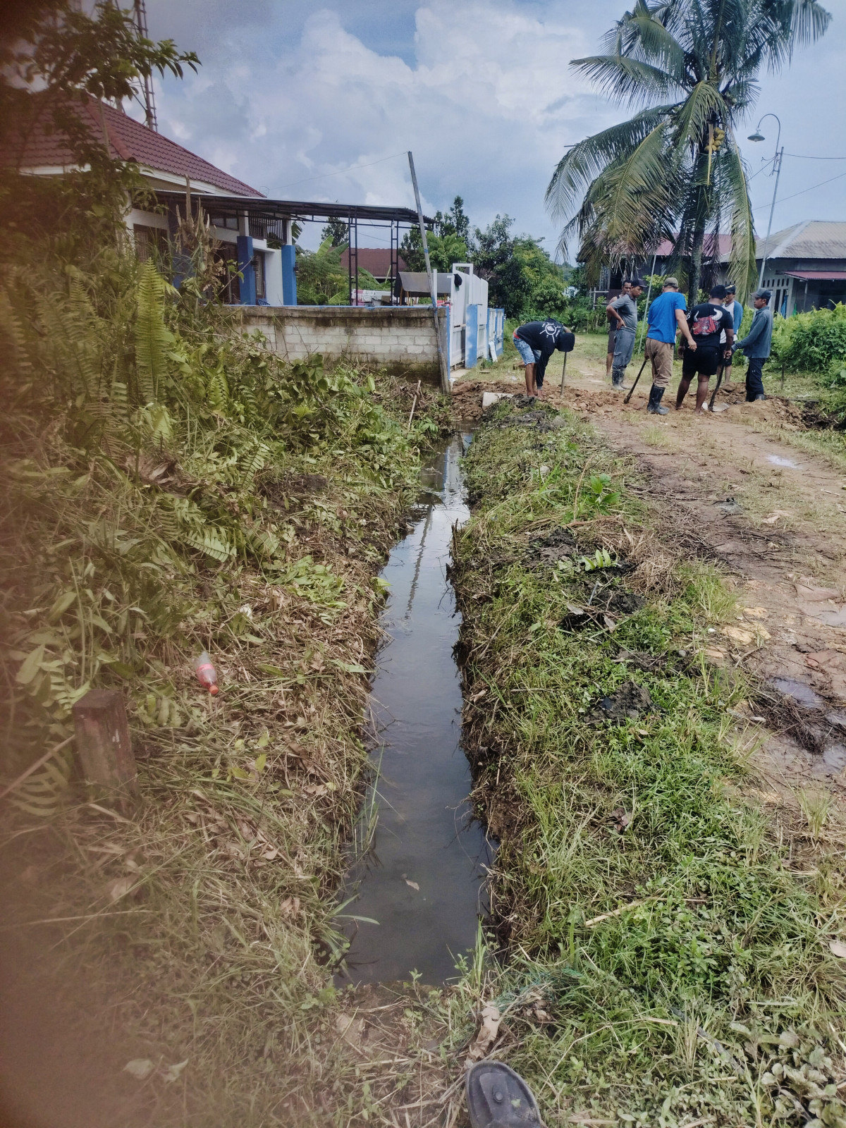 Gotong royong membersihkan drainase dan rumput sekitar GG.alhidayah
