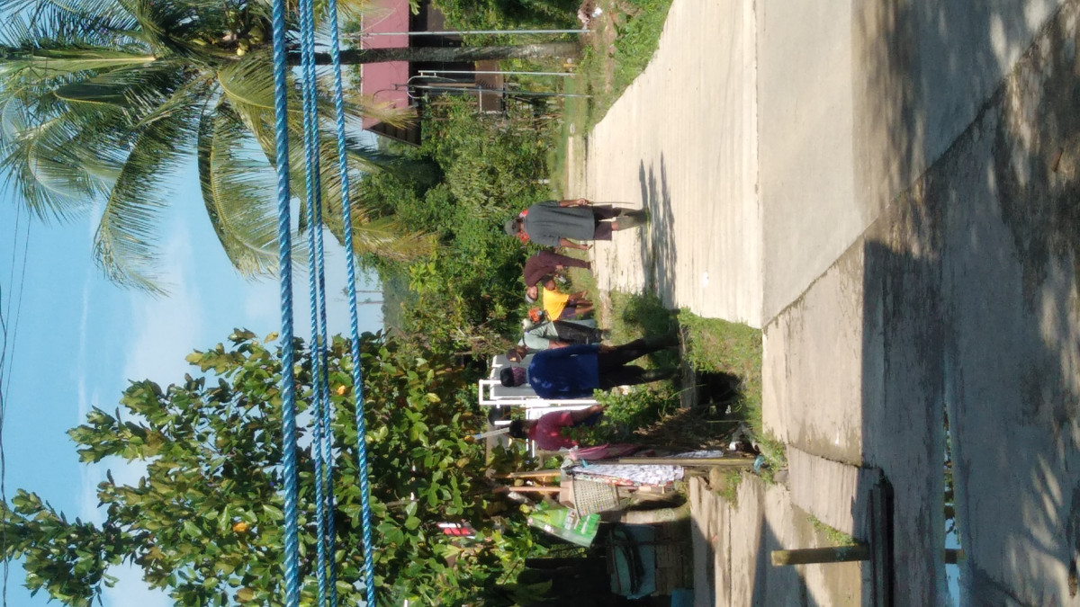 Gotong royong membersihkan lingkungan