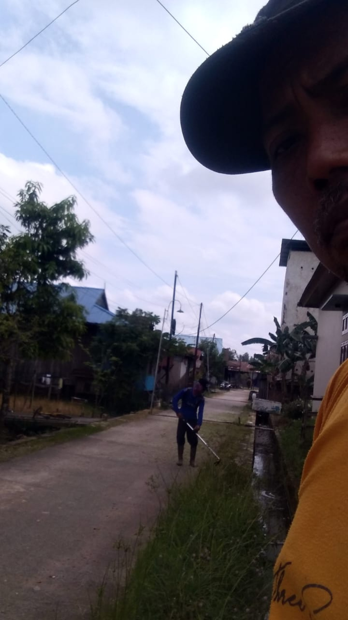 Gotong royong membersihkan jln .penyemprotan rumput dan lingkungan