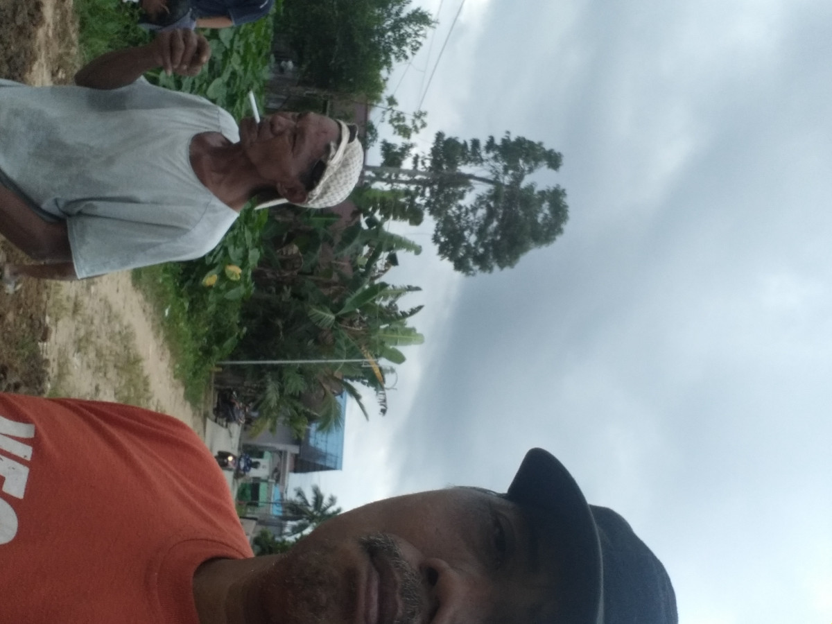 Gotong royong membersihkan sekitar jln