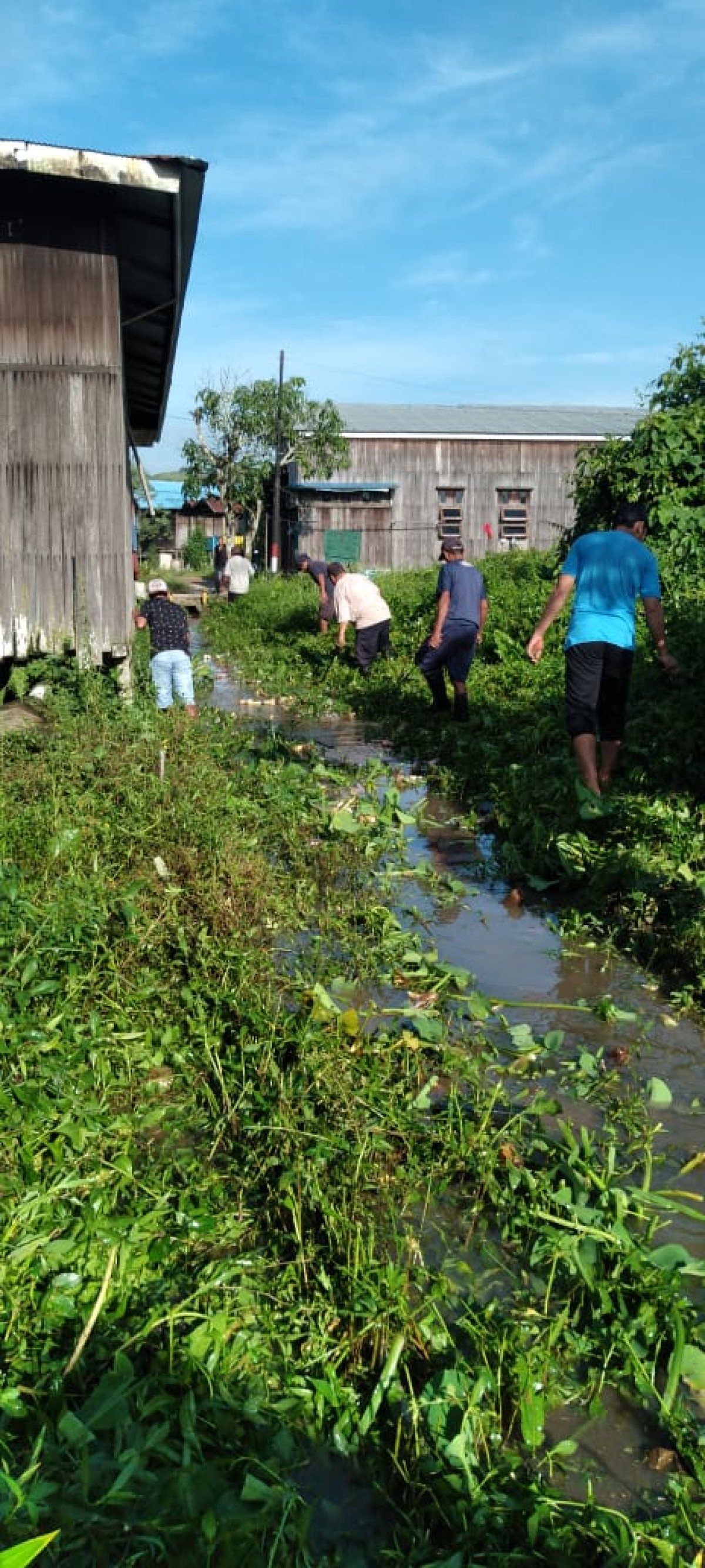 Gotong royong membersihkan drainase dan jln