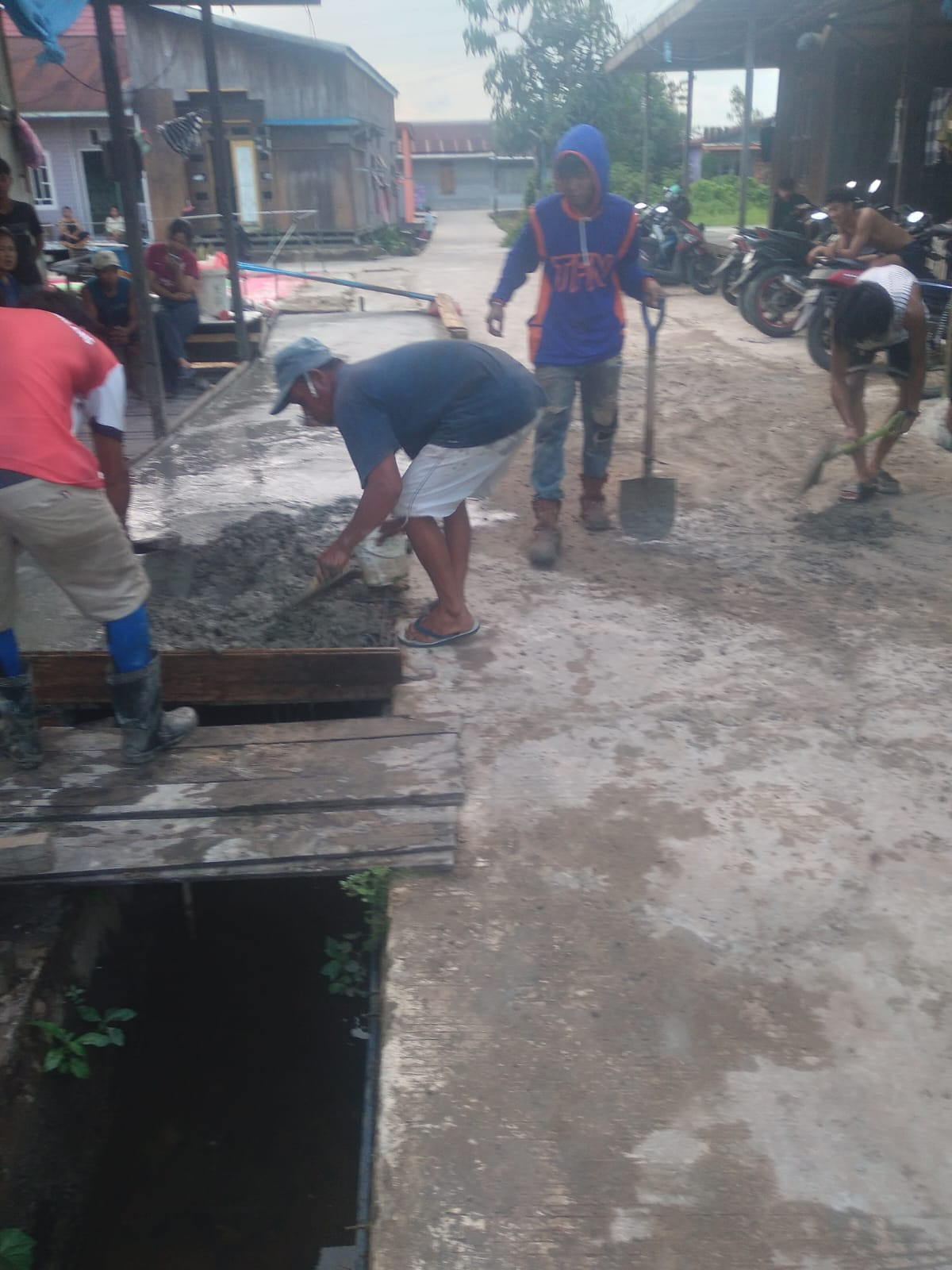 Gotong royong semenisasi tutup drainase