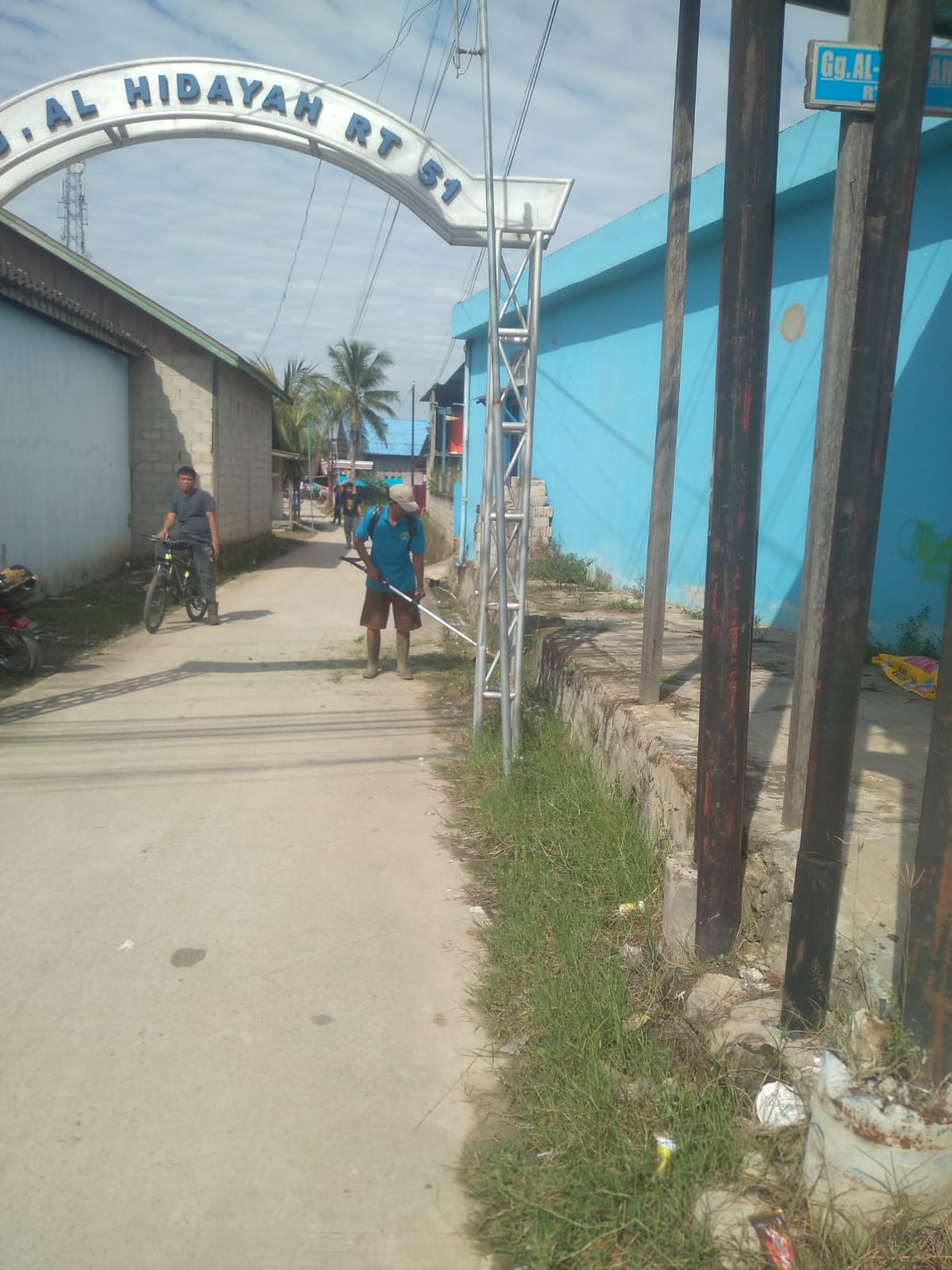 Gotong royong membersihkan drainase.rumput pinggir jln