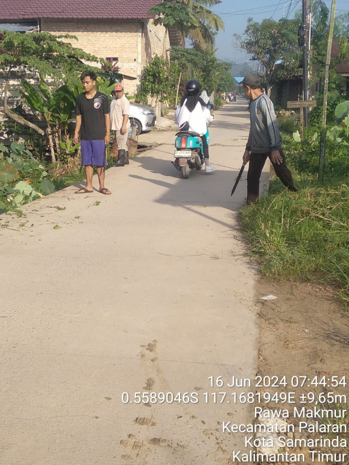 Gotong royong membersihkan rumput dan drainase/paret