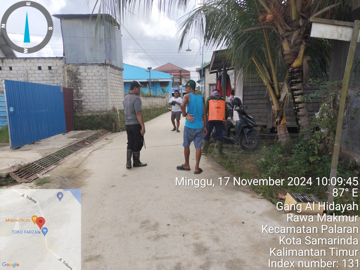 Gotong royong membersihkan jln dan lingkungan