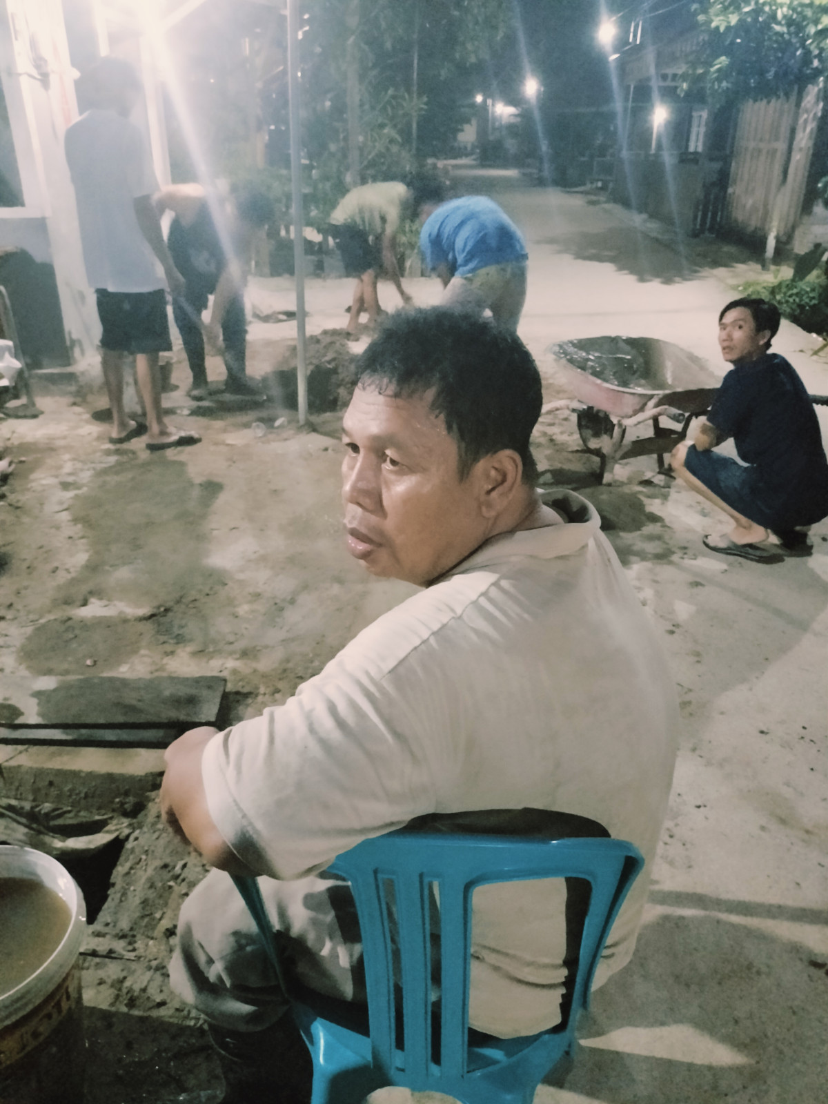 Gotong royong perbaikan jln. GG.angga dan GG.makasar yg bolong"
