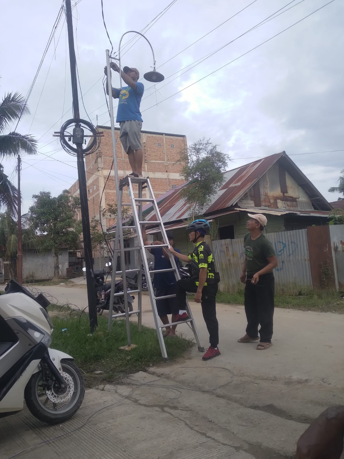 Gotong royong pemasqngan kabel kabel listrik lpju