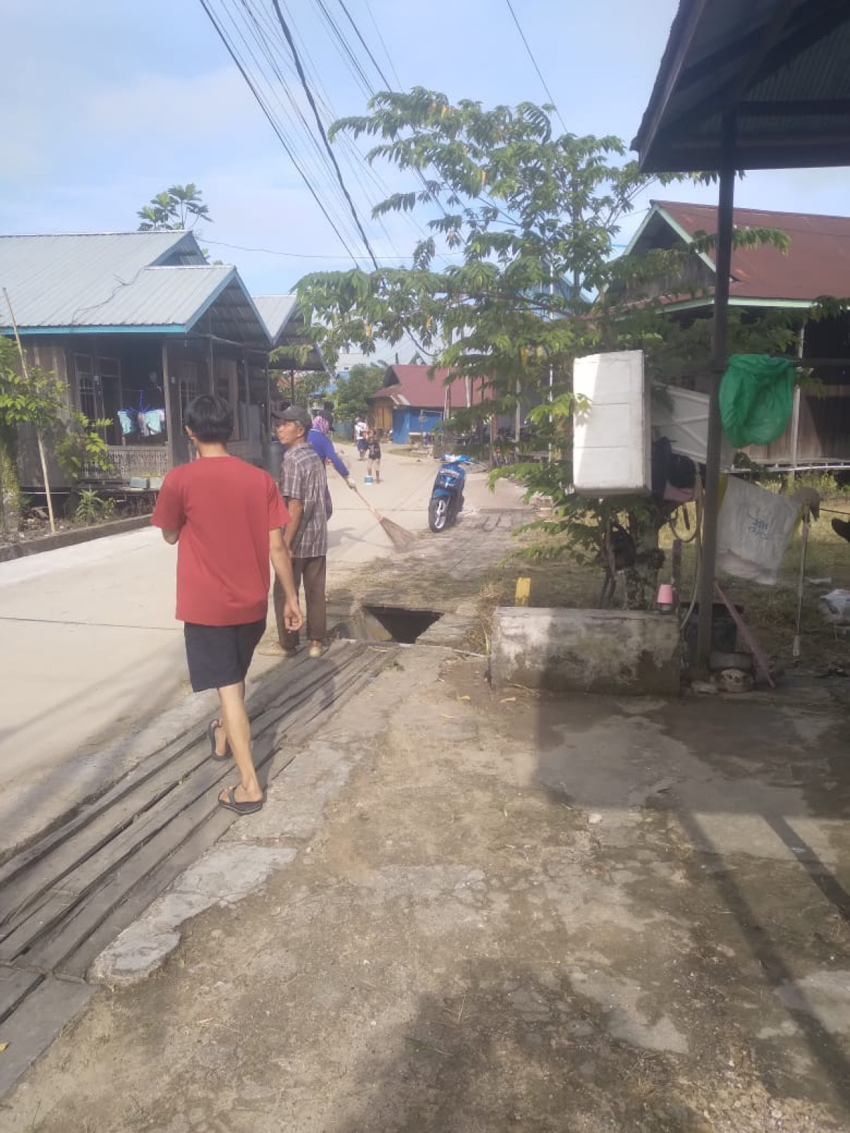 Gotong royong membersihkan drainase dan rumput sebelah jln
