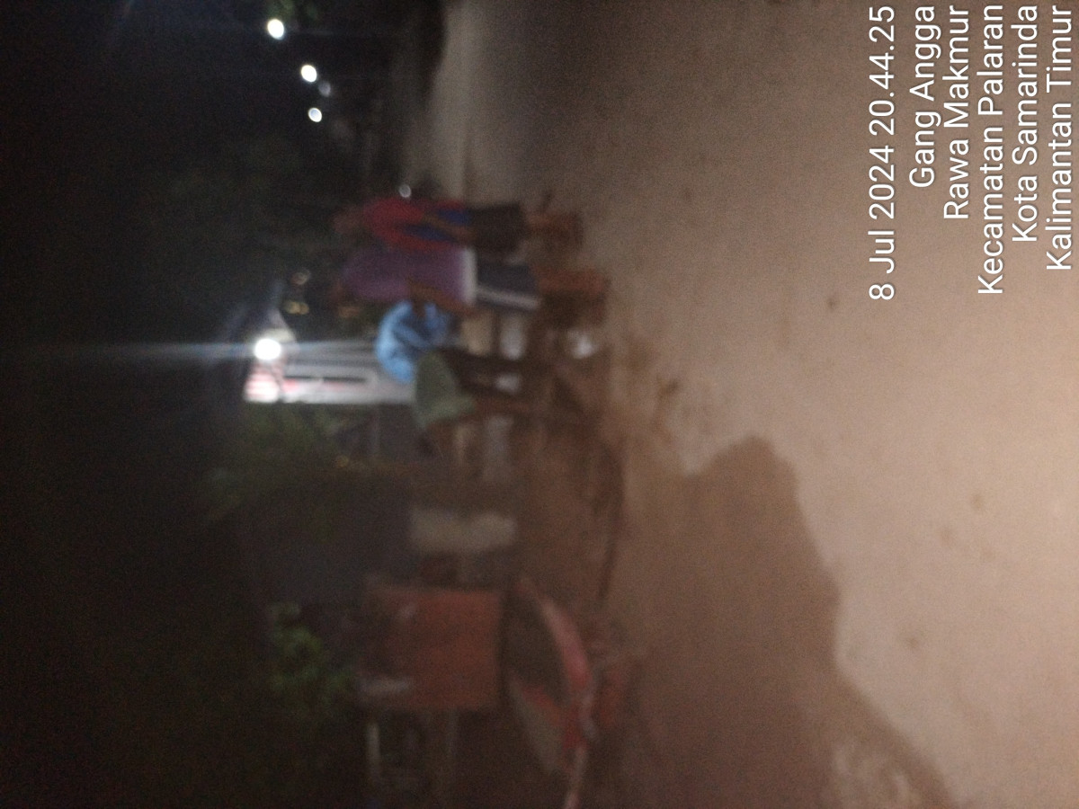 Gotong royong Penutupan paret dan cor paret depan pos kamling RT 51