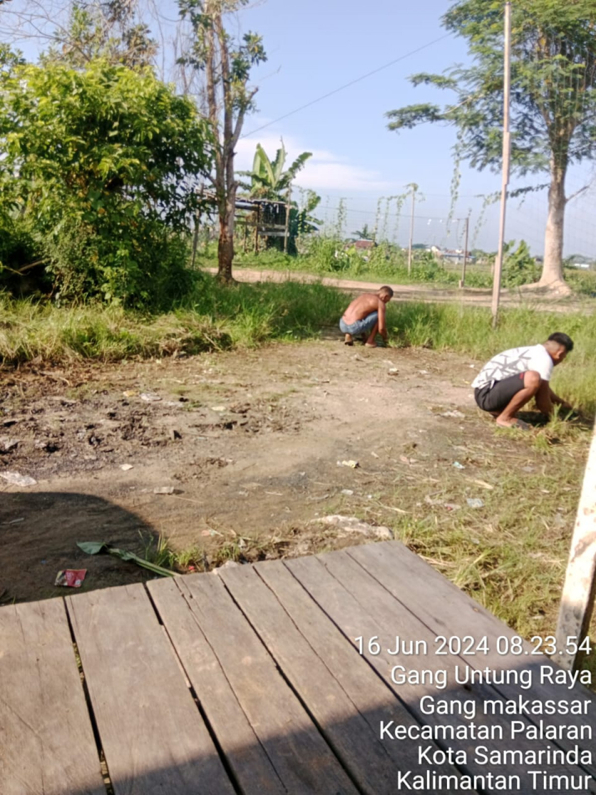 Bersihkan rumput di jalan/gang