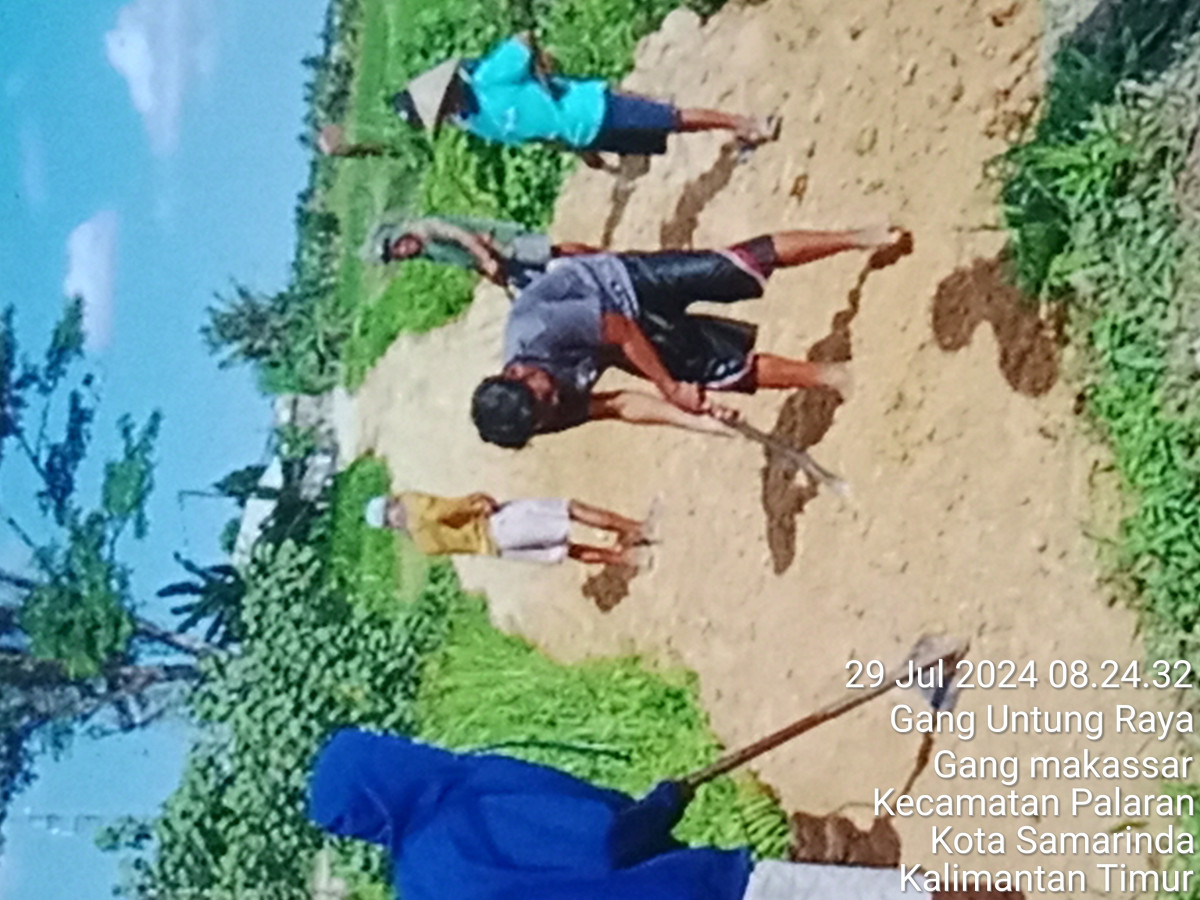 penimbunan tanah uruk di badan jalan jl Trikora gang makassar RT 52