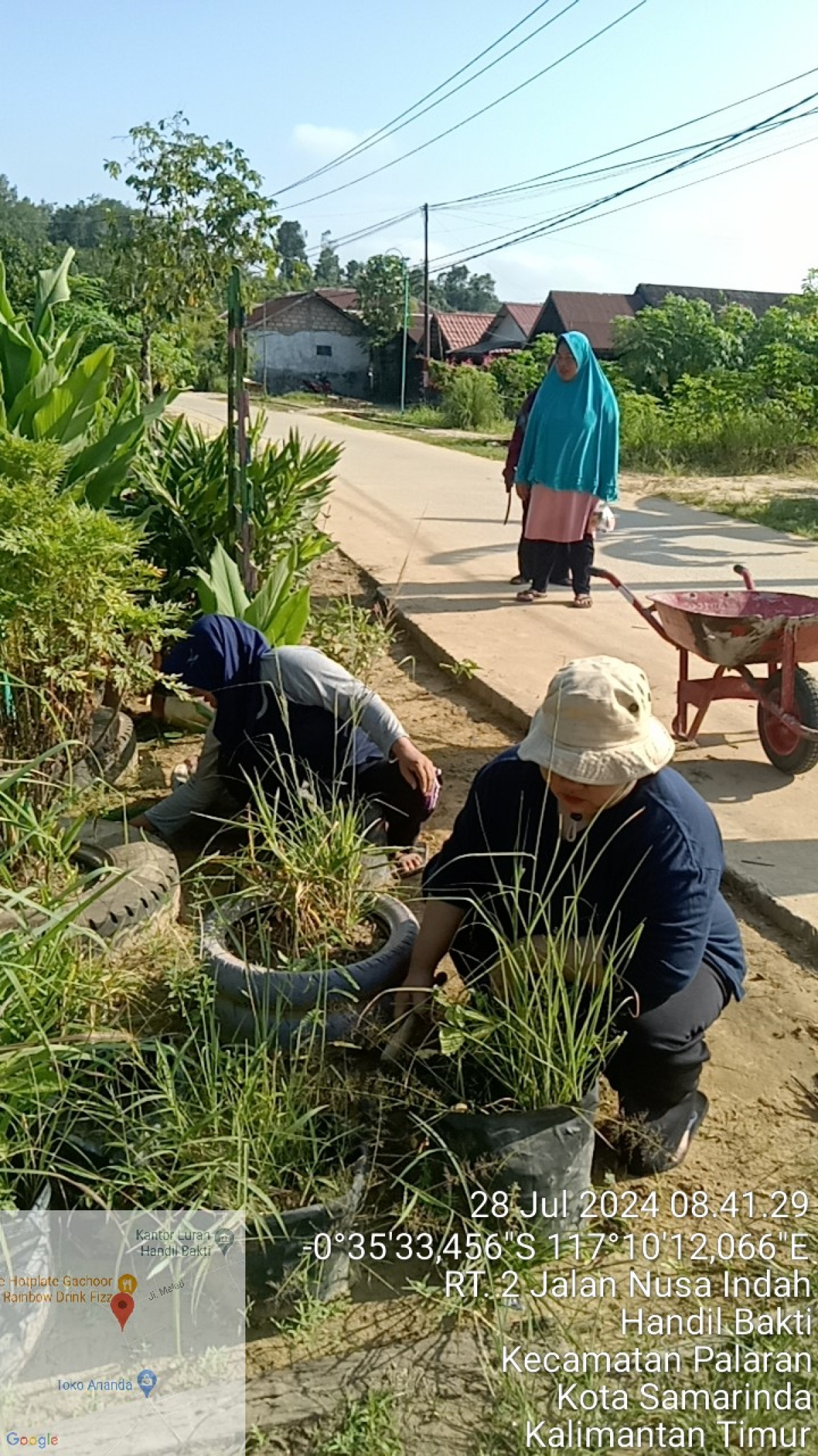 gotong royong di jalan Nusa indah RT 02