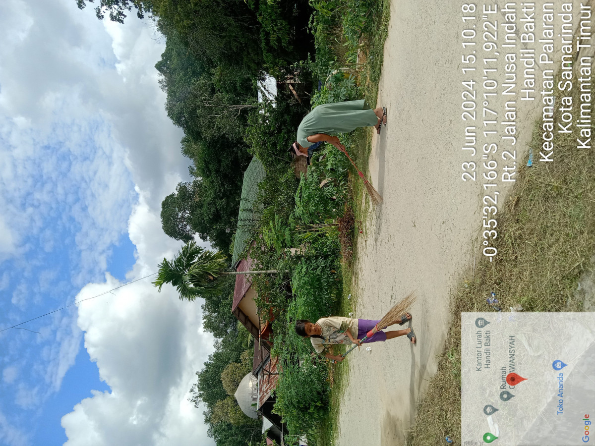 Gotong royong di jalan Nusa indah RT 02