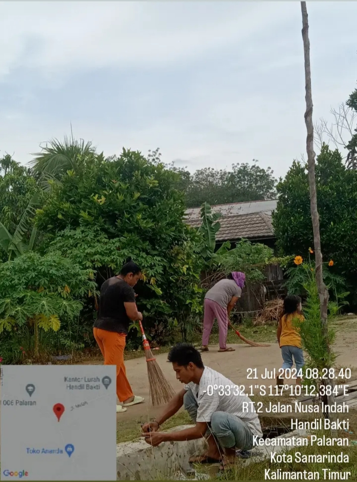 gotong royong di jalan Nusa indah RT 02