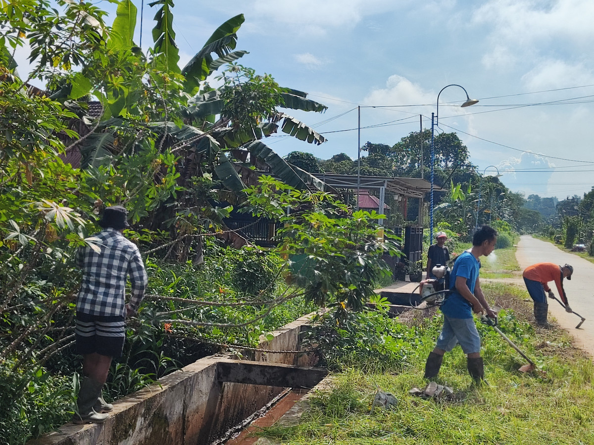 Nembersihkan Rumput Jl. Melati RT 04