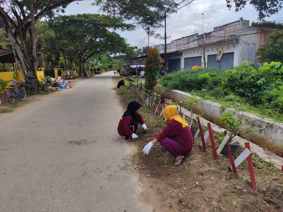 Membersihkan median Jalan