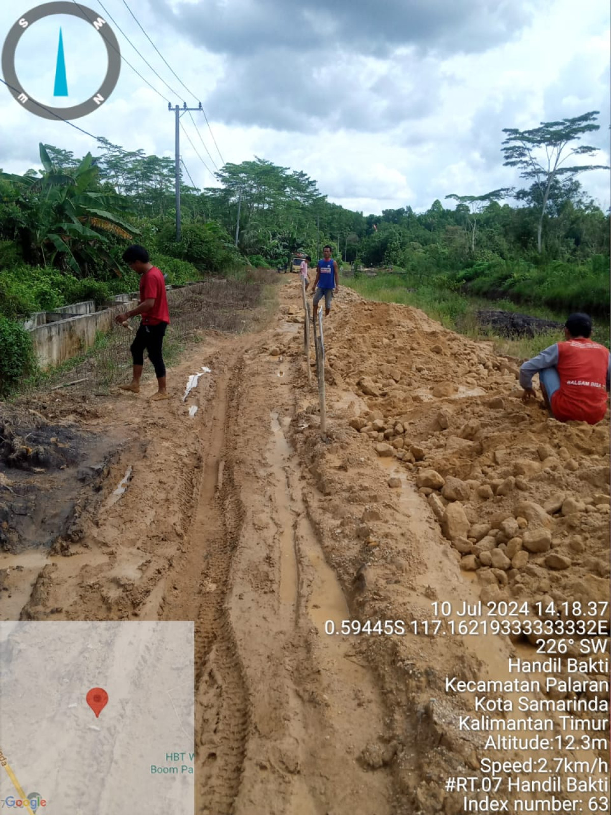 perbaikan dan penimbunan tanah uruk di jalan rusak
