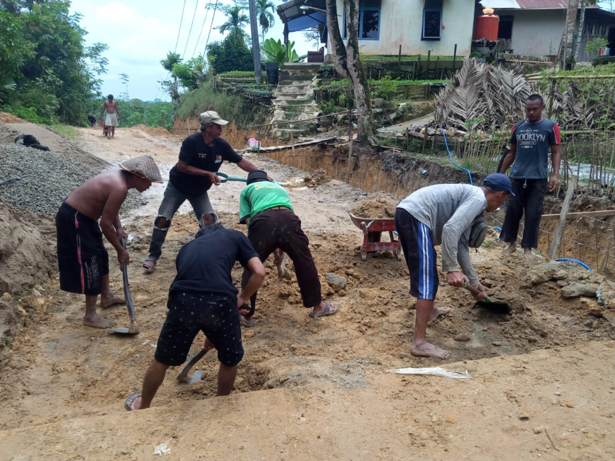 Gotong Royong Perbaikan Jalan