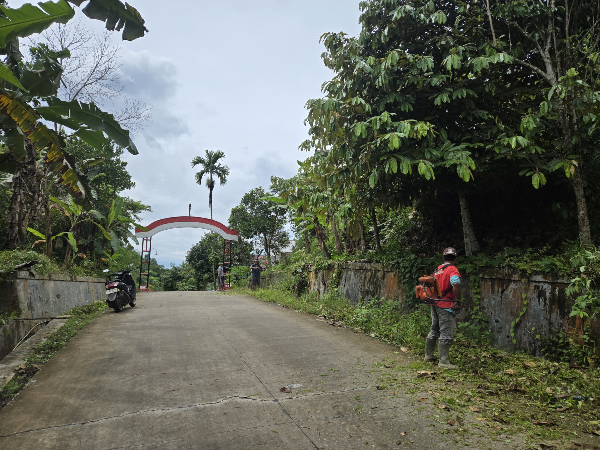 Memotong rumput dan renofasi pos ronda