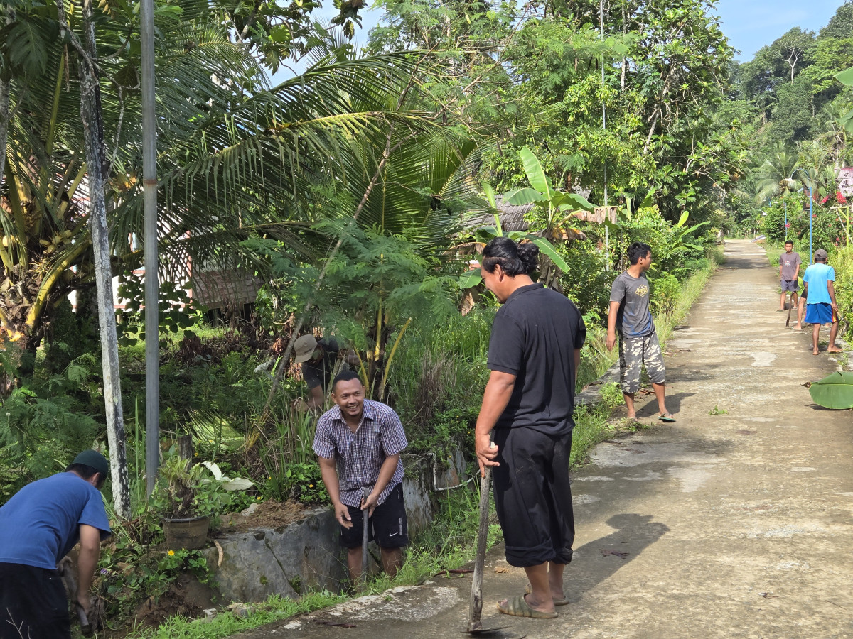 Gotong royong bersama warga & pemuda rt 08