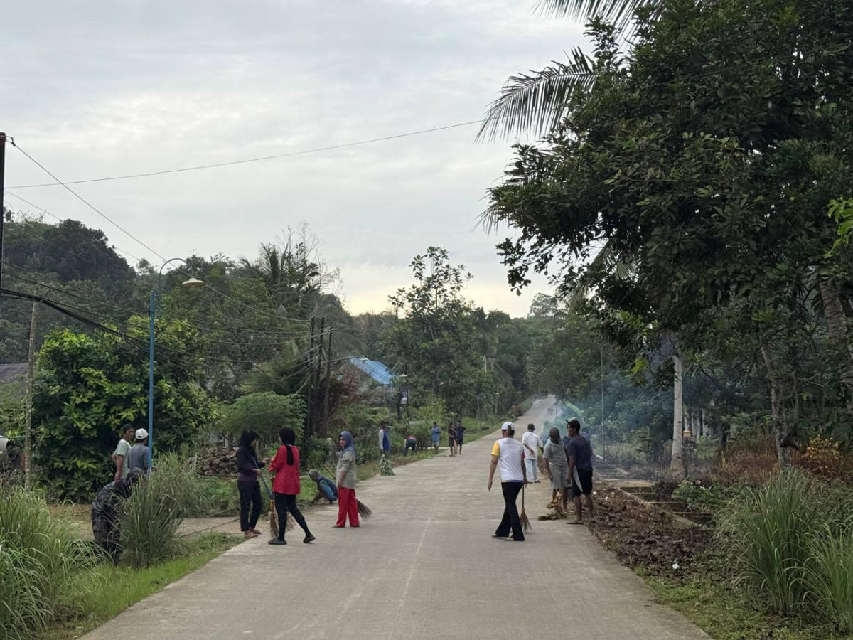 Membersihkan lingkungan rt 08