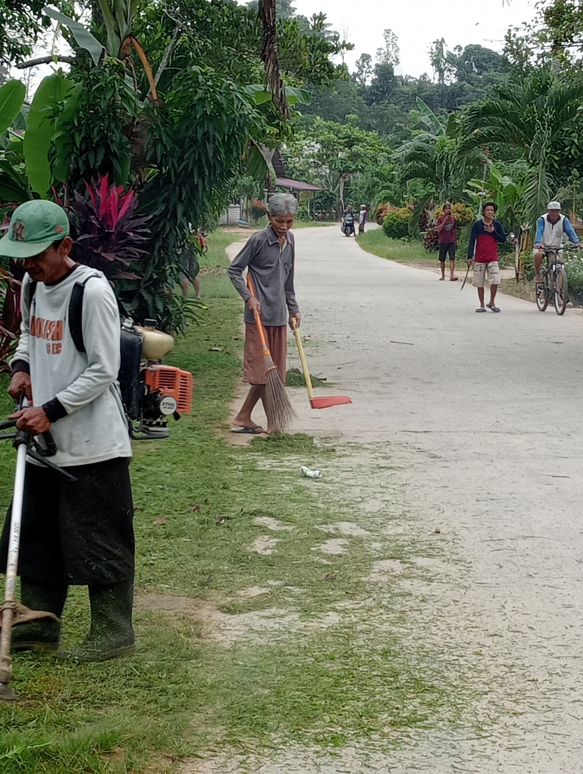 Membantu perbaiki rumah warga