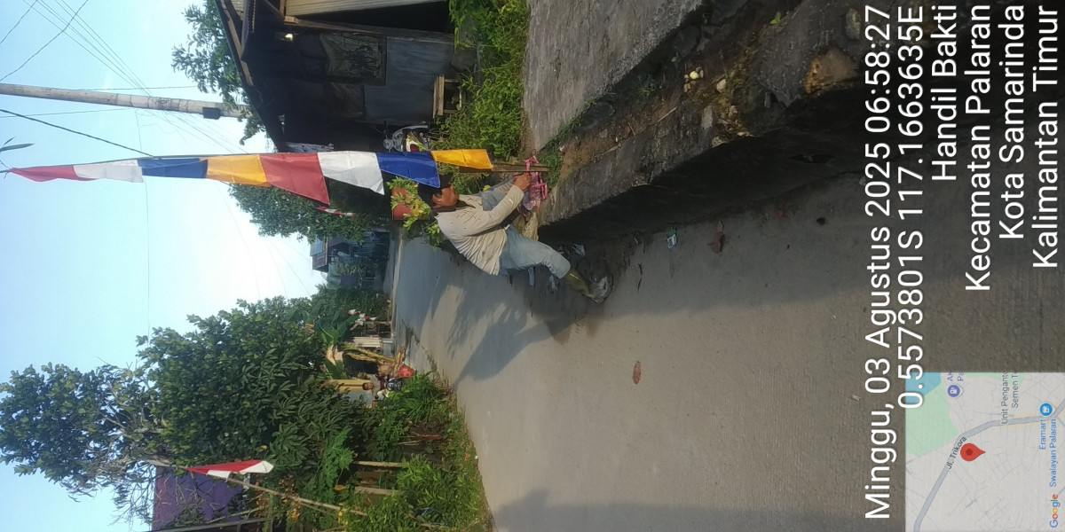 gotong royong dan pemasangan umbul - umbul
