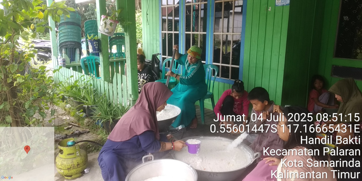 gotong royong bersama warga