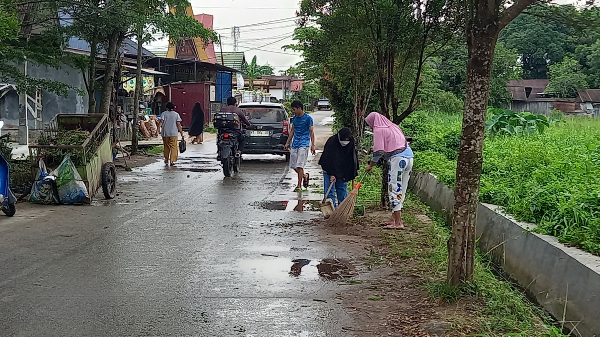 Pembersihan pinggir jalan