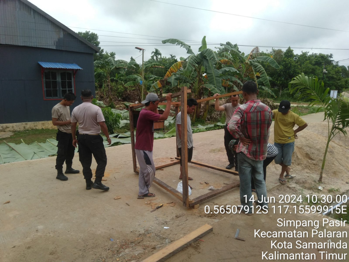 Gotong Royong Mushola Babu Salam