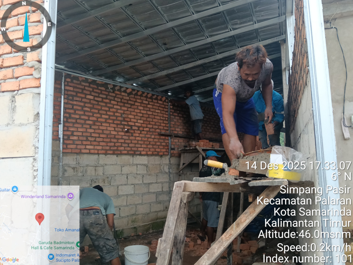 Gotong royong pembuatan gudang