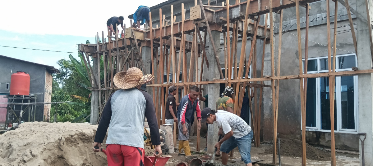 Kegiatan gotong royong tempat ibadah langgar babussalam RT 18