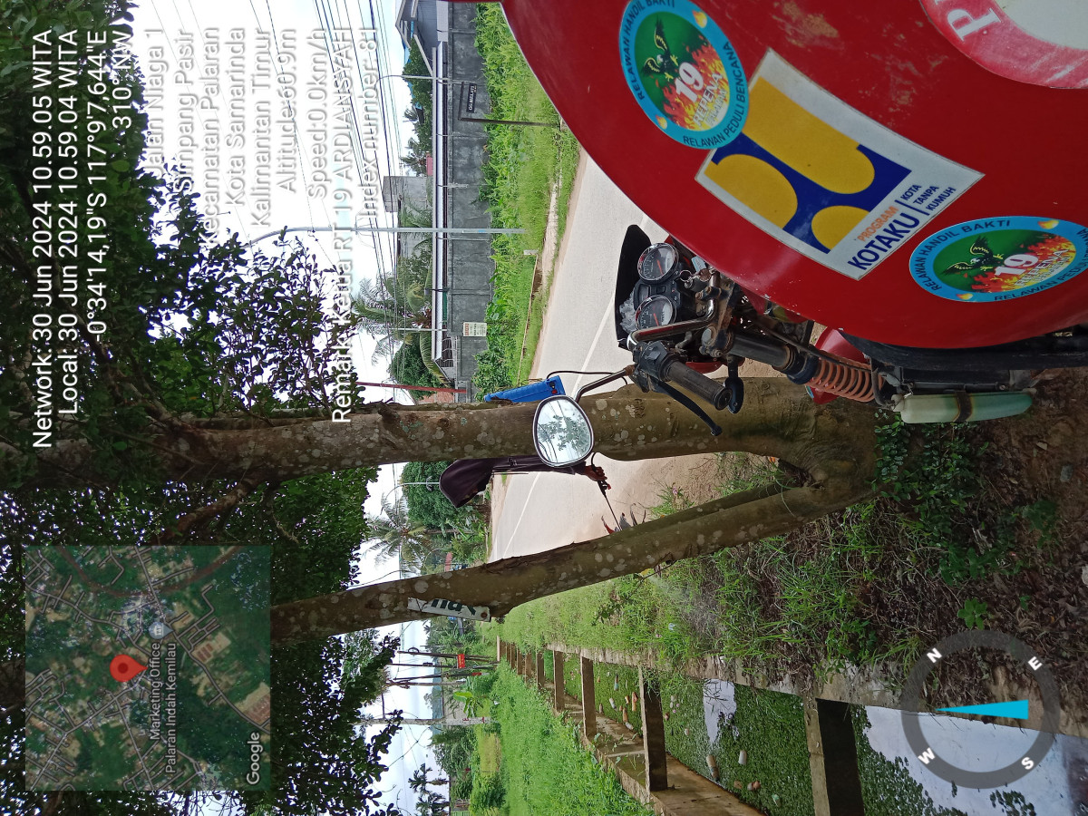 Semprot rumput di pinggiran parit jln poros niaga Rt19