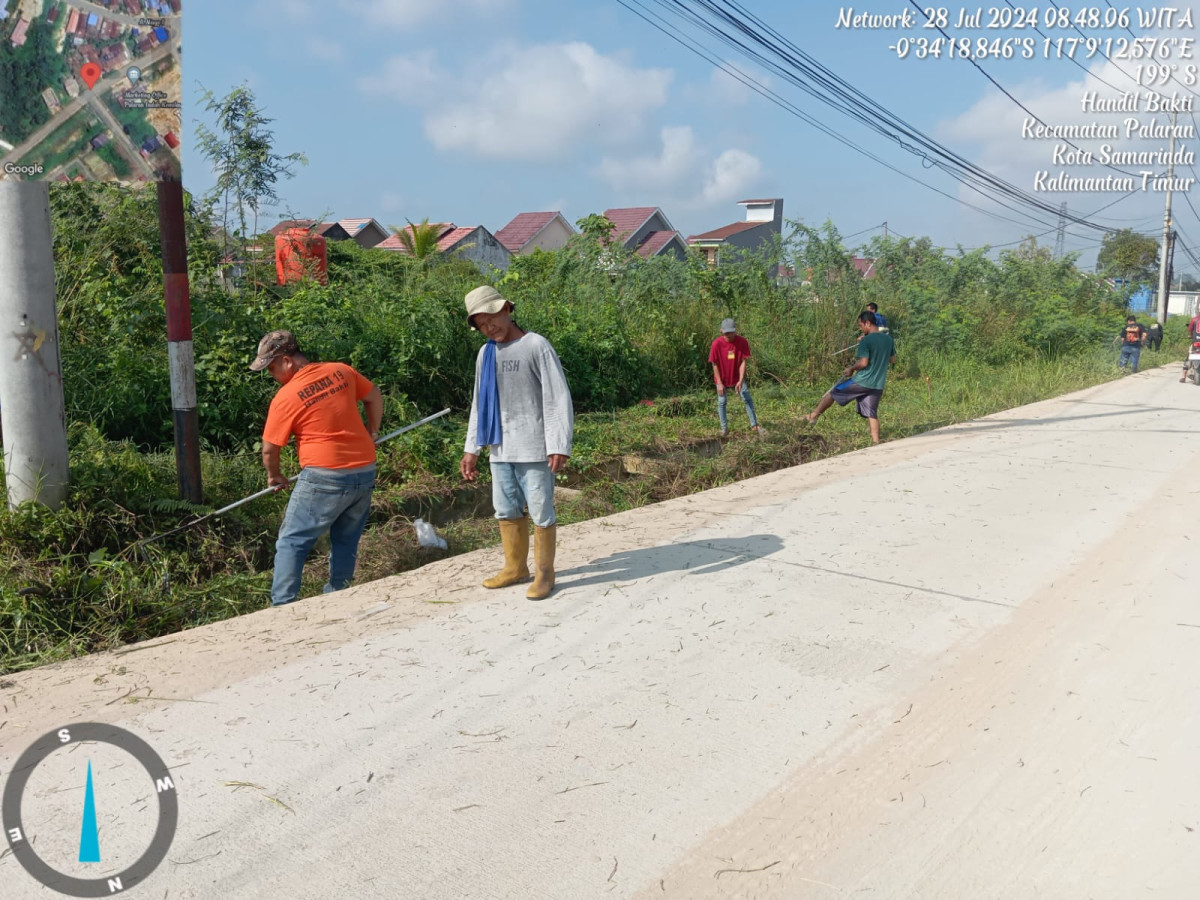 Bersihkan rumput di atas parit dan bersihkan aliran air di dalam parit