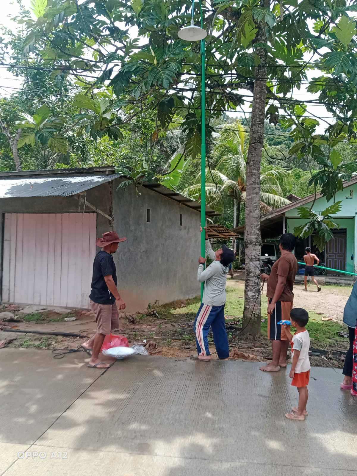 Bantu pasang tiang lampu
