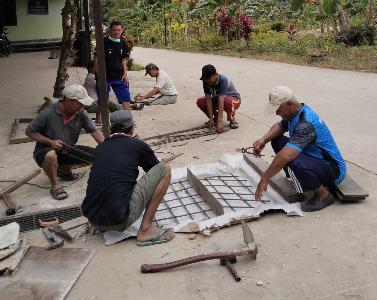 Gotong royong pengecoran langgar RT. 22
