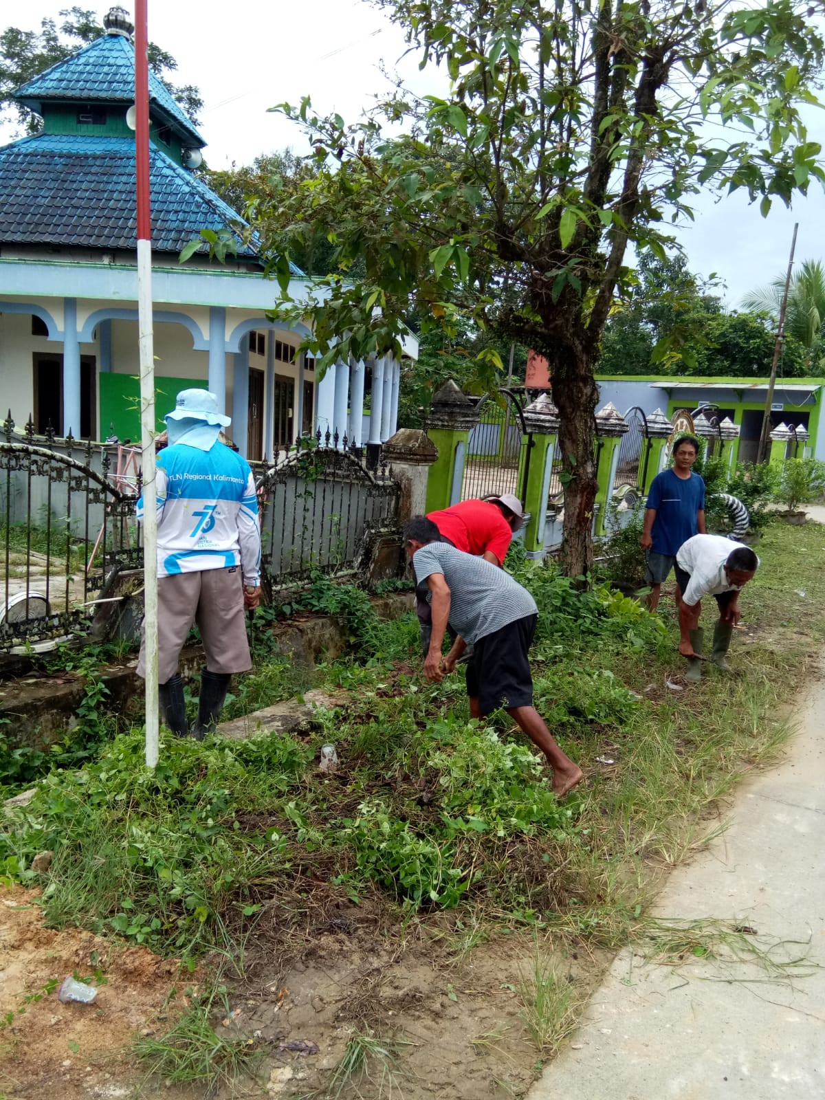 Gotong royong pembersihan rumput