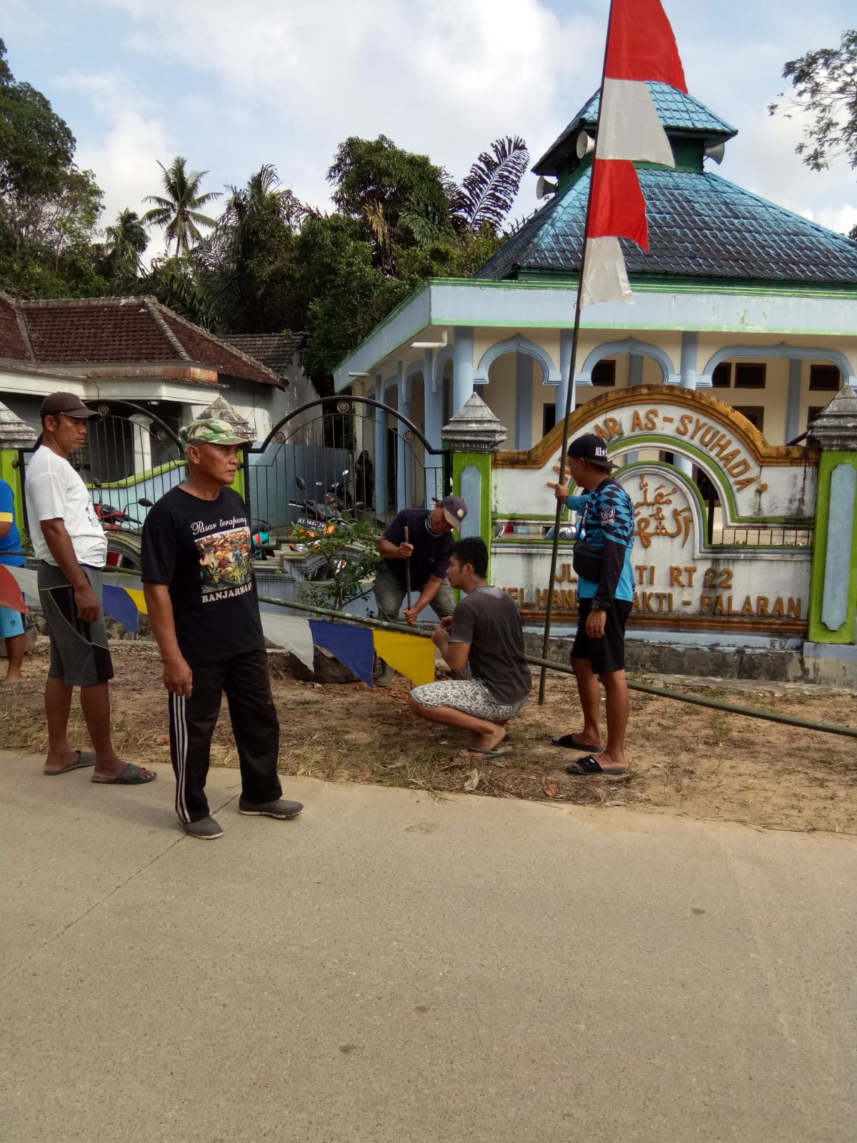 Kegiatan bersih-bersih rumput dan parit sepanjang jalan melati rt. 22