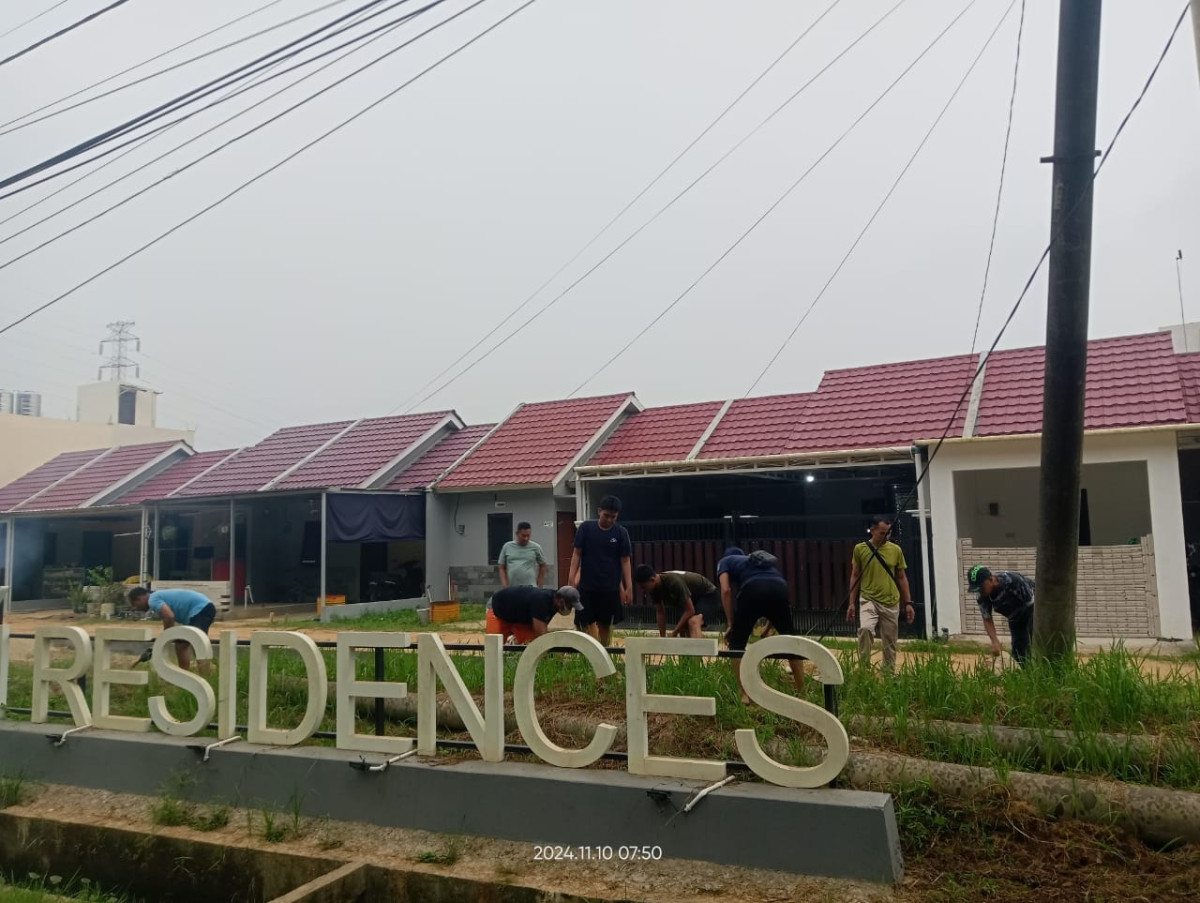 Pembersihan Taman Blok Gading