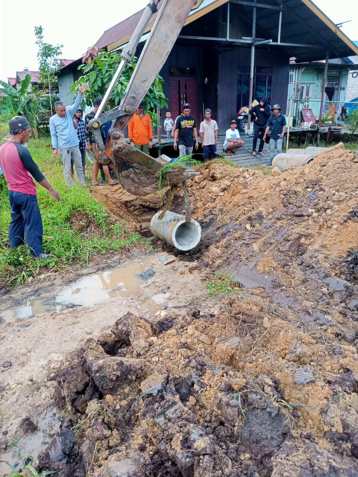 Pemangkasan Rumput Jalan dan Pemasangan gorong-gorong