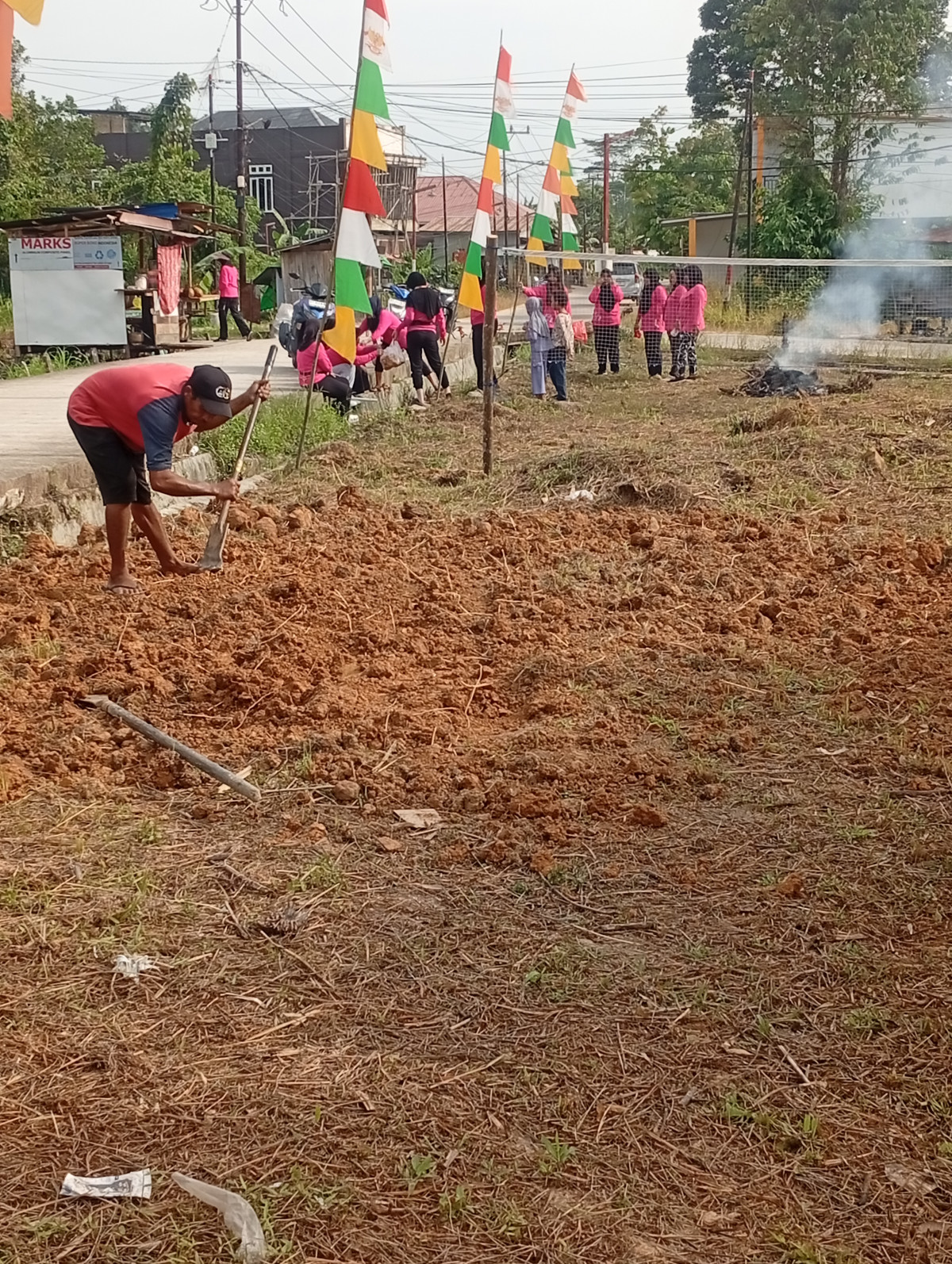 Kerja bakti meratakan Tanah dan potong rumput